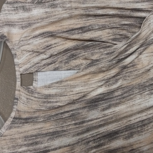 Lisa Rinna Collection Grey,Cream, and White Short Sleeve, Keyhole Back Blouse - Picture 10 of 10